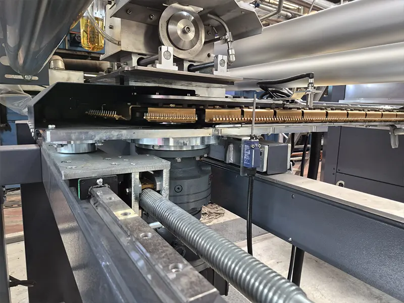 Horizontal Chain Rail Structure